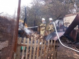 В Новоодесском районе сгорел гараж с машиной и мотоциклом и сенник с 1,5 тоннами сена