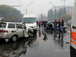ДТП в Киеве: на проспекте Победы не разминулись Ford, ВАЗ и Volkswagen. ФОТО