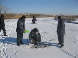 Рыбакам запрещают ловить рыбу на зимовальных ямах