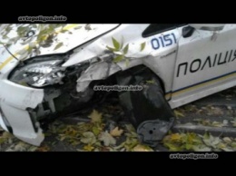ДТП во Львове: полицейский Toyota Prius врезался в дерево из-за шаровой опоры? ФОТО