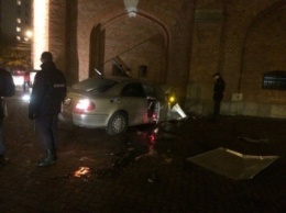 Ночью в Калининграде Mercedes протаранил Королевские ворота