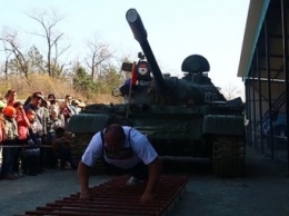 Приморский спортсмен сдвинул танк и поставил новый мировой рекорд
