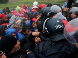 Глава ЕК Юнкер призвал положить конец хаосу с беженцами