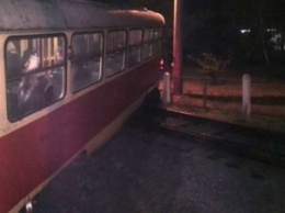 На Днепропетровщине трамвай сошел с рельс (Фото)