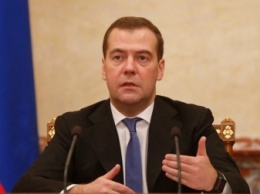 Медведев прокомментировал прекращение авиасообщения с Украиной