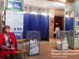 Местные выборы: журналисты зафиксировали как голосует Ужгород (ФОТО)