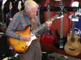 81-летний гитарист дал мастер-класс в магазине инструментов
