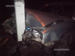 ДТП в Харькове: Ford Sierra врезался в столб - пострадали двое. ФОТО
