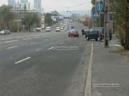 ДТП в Киеве: на проспекте Воссоединения Peugeot сбил велосипедиста. ФОТО