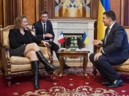 Гройсман обсудил с послом Франции местные выборы, ситуацию на Донбассе и децентрализацию