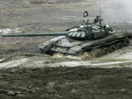 Боевики проводят танковые стрельбы, оборудуют полевые лагеря