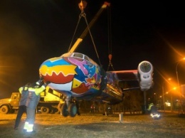 Возле аэропорта "Киев" установили гигантский арт-объект