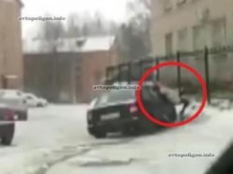В Коми (РФ) пьяный водитель сбил беременную женщину и врезался в больницу. ВИДЕО