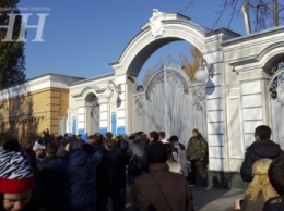 П.Порошенко не вышел к "автомайдановцам", которые собрались под его домом