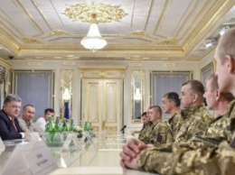 Президент встретился с военными, освобожденными из плена боевиков