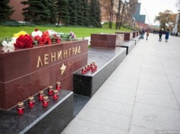 Охрана Кремля запрещает ставить на стелу Ленинграда фотографии погибших в А321