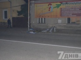 В Ужгороде мотоциклист, несшийся на бешеной скорости полностью разгромил ситилайт (ФОТО)