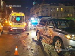 ДТП в Киеве: на площади Победы не разминулись скорая помощь и Toyota Highlander. ФОТО