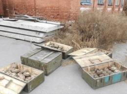 В Сватово в заброшенном доме обнаружили 171 противотанковую мину с запалами