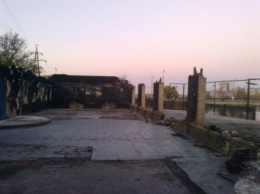 Жители Алчевска растащили остатки сгоревшего ресторана