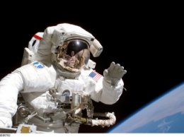 Астронавты NASA готовятся к выходу в открытый космос