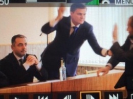 "Колбасный" триллер: прямо во время сессии депутат избил своего коллегу палкой колбасы (ВИДЕО)