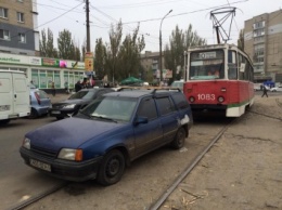В Николаеве водители снова припарковались посреди трамвайных путей, перегородив движение