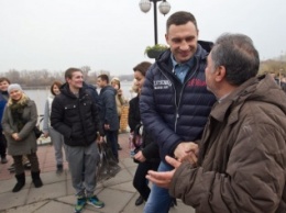 Кличко присоединился к субботнику на Оболони и пообщался с киевлянами на продовольственной ярмарке на Троещине