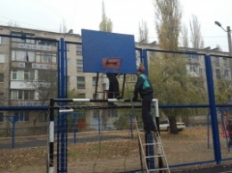 Во дворе Ленинского района «бонусом» установили баскетбольные щиты и игровой комплекс