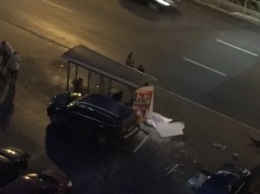 В Петербурге на Ленинском машина врезалась в остановку и сбила двух человек