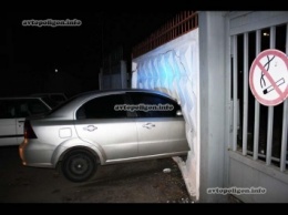 ДТП в Киеве: пьяный на Chevrolet Aveo, убегая от полиции, пробил стену аэропорта. ФОТО
