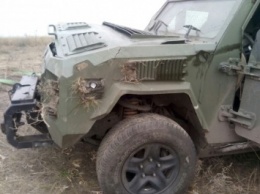 В зоне АТО перевернулся бронеавтомобиль, один пограничник погиб