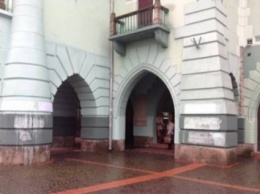 Вандалы повредили городскую ратушу в Мукачево