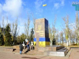 Неизвестные изуродовали постамент на Соборной площади Николаева, который был украшен национальной символикой