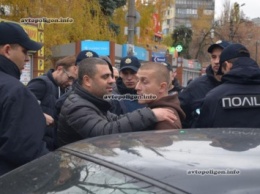 В Киеве водитель неправильно припаркованного BMW повздорил с полицейскими. ФОТО