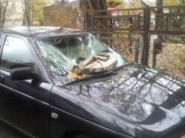 ФОТОФАКТ: В Симферополе кусок фасада здания рухнул на автомобиль
