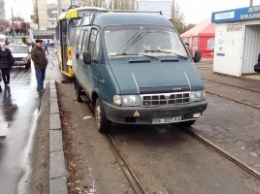 В Николаеве очередной нарушитель заблокировал движение трамвая №10
