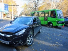 ДТП в Одессе: маршрутка протаранила Hyundai ix35 - пострадал водитель. ФОТО