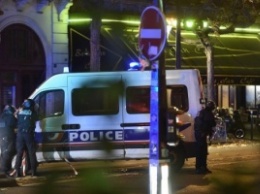 У стадиона "Стад де Франс" смертники устроили 2 взрыва; начался штурм театра "Батаклан"