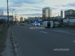 ДТП в Киеве: на Братиславской Peugeot Partner опрокинулся на бок. ФОТО