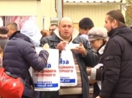 В Бердянске кандидат от "Нашего края" подкупает людей водкой