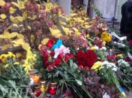 Члены союза участников АТО во главе с Е.Дейдеем почтили память погибших во время террактов в Париже