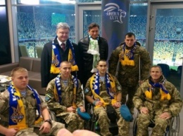 После матча Украина - Словения Порошенко поблагодарил бойцов АТО за "фарт"