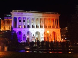 На Майдане музыкальную академию подсветили цветами флага Франции