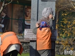 Вандалы разрисовали памятник бывшему мэру Николаева Владимиру Чайке