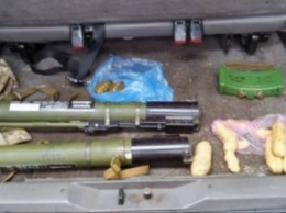 В Мариуполе СБУ обнаружила в машине противотанковые гранатометы, пластид и боеприпасы