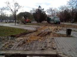 В Николаеве строительная техника частично разрушила дорожки в «Сердце города»