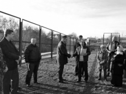 Борис Козырь проверил, как ведется строительство детской площадки в микрорайне Ялты