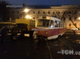 В Киеве на Контрактовой площади сошел с рельс трамвай. ФОТО