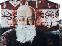 В Киеве закончили рисовать мурал с портретом Грушевского